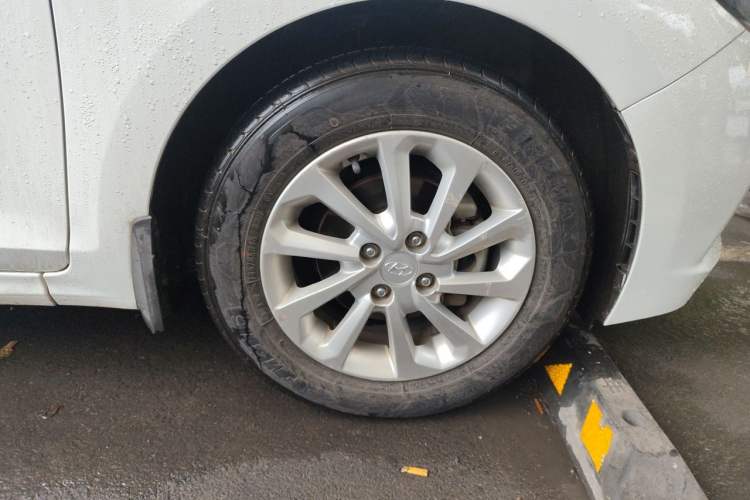 Used Hyundai Verna (new generation) 2016 1.4L Manual Cool Edition GLS Right Front Wheel Hub
