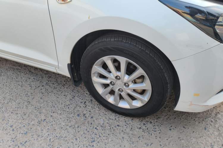 Used Hyundai Verna (new generation) 2016 1.4L Automatic Cool Edition GLS Right Front Wheel Hub
