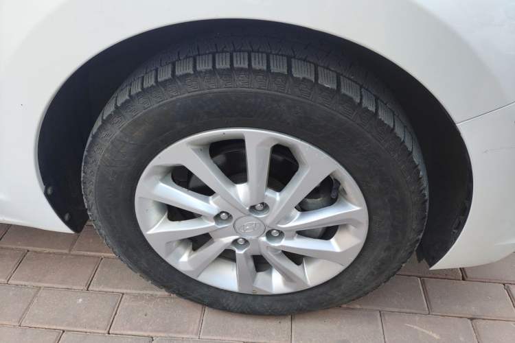Used Hyundai Verna (new generation) 2016 1.4L Manual Cool Edition GLS Right Front Wheel Hub