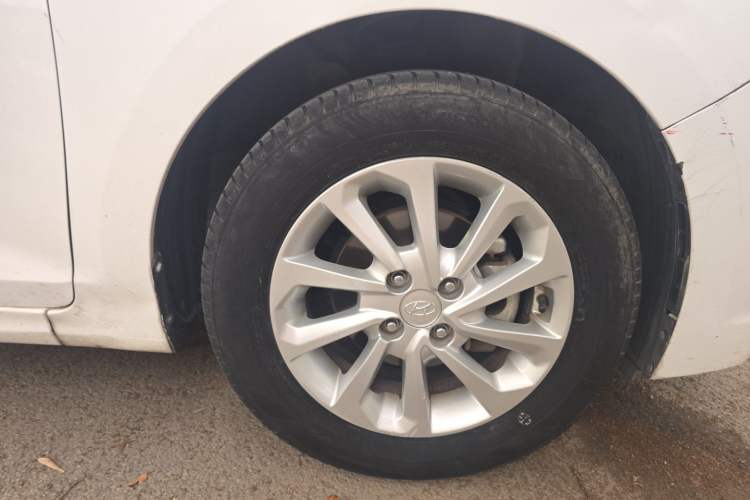 Used Hyundai Verna (new generation) 2016 1.4L Automatic Sport Edition Right Front Wheel Hub
