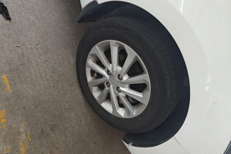 Used Hyundai Verna (new generation) 2016 1.4L Manual Cool Edition GLS Right Front Wheel Hub