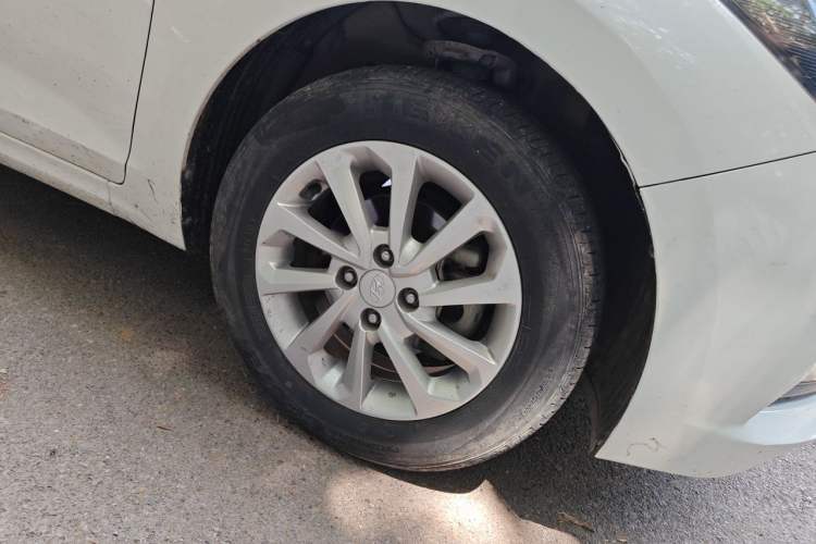 Used Hyundai Verna (new generation) 2016 1.4L Manual Cool Edition GLS Right Front Wheel Hub