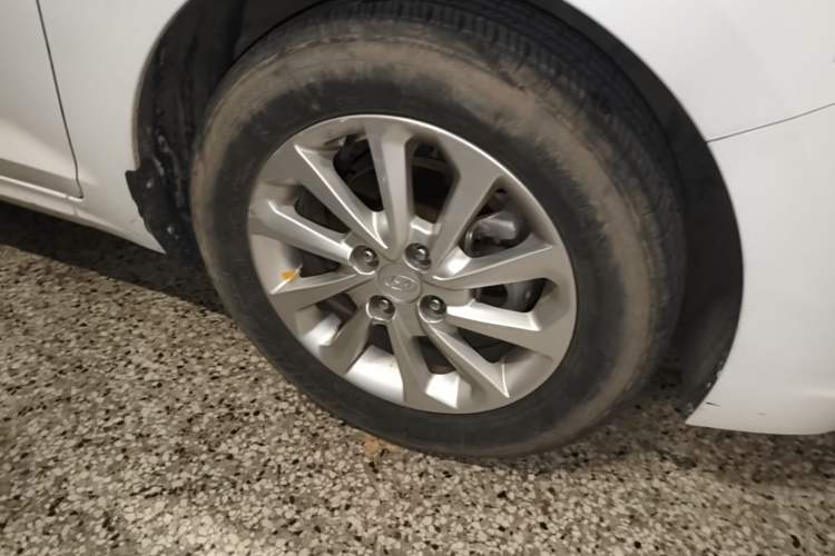 Used Hyundai Verna (new generation) 2016 1.4L Manual Cool Edition GLS Right Front Wheel Hub