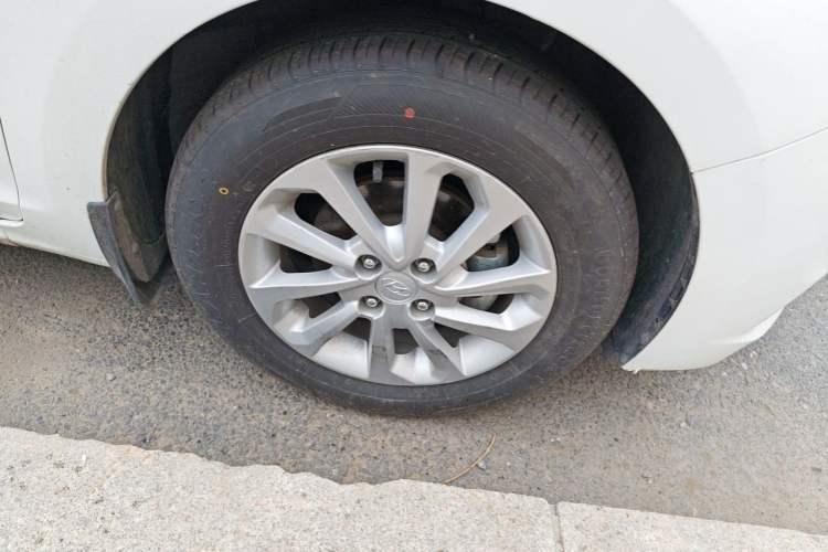 Used Hyundai Verna (new generation) 2016 1.4L Automatic Cool Edition GLS Right Front Wheel Hub