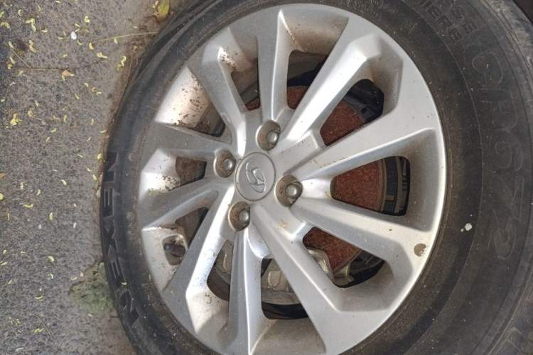 Used Hyundai Verna (new generation) 2016 1.4L Automatic Sport Edition Right Front Wheel Hub