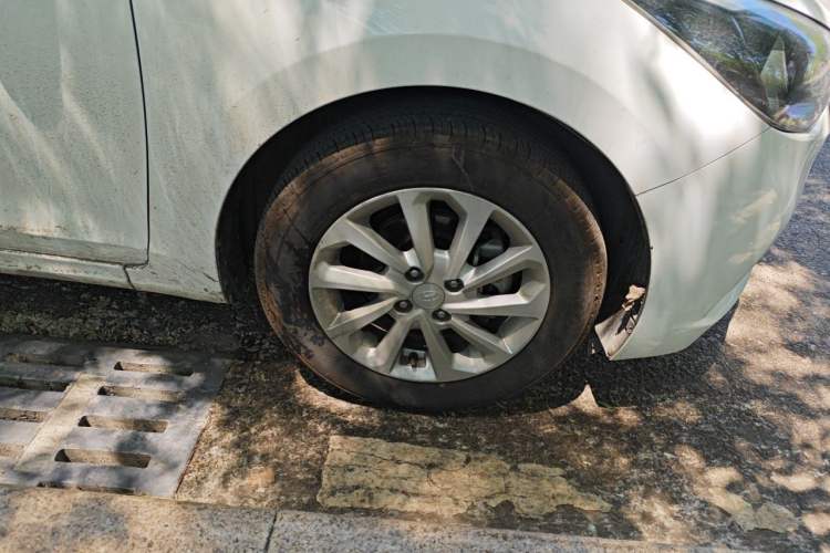 Used Hyundai Verna (new generation) 2016 1.4L Manual Cool Edition GLS Right Front Wheel Hub