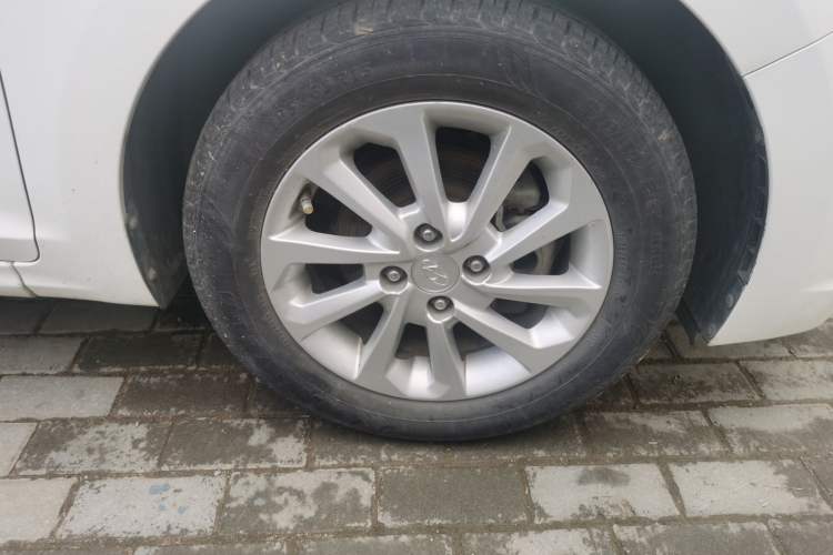 Used Hyundai Verna (new generation) 2016 1.4L Automatic Cool Edition GLS Right Front Wheel Hub