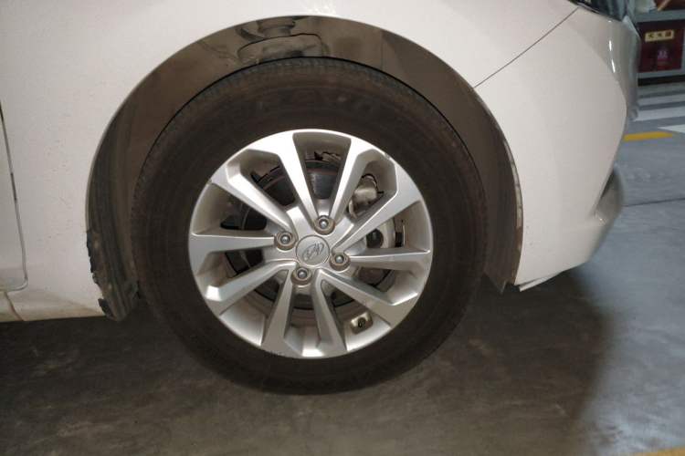Used Hyundai Verna (new generation) 2016 1.4L Automatic Cool Edition GLS Right Front Wheel Hub