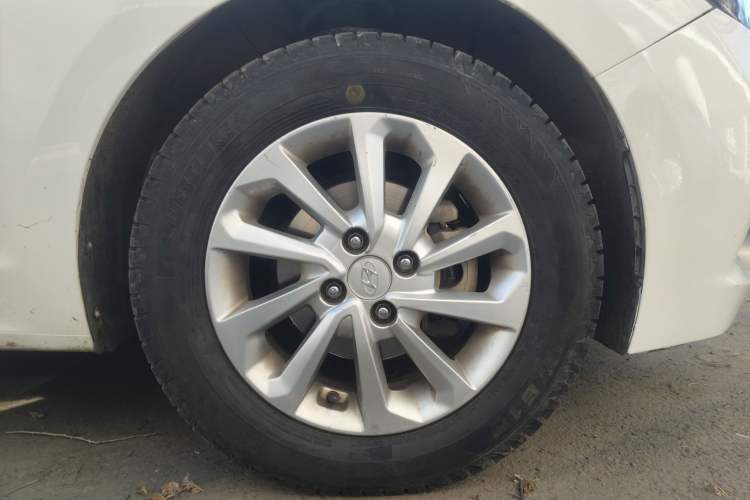 Used Hyundai Verna (new generation) 2016 1.4L Automatic Cool Edition GLS Right Front Wheel Hub