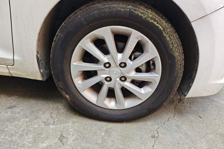 Used Hyundai Verna (new generation) 2016 1.4L Manual Cool Edition GLS Right Front Wheel Hub