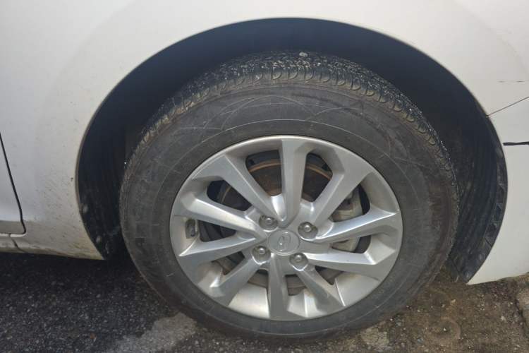 Used Hyundai Verna (new generation) 2016 1.4L Automatic Cool Edition GLS Right Front Wheel Hub