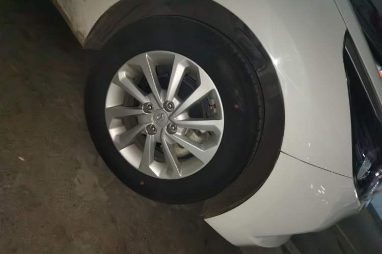 Used Hyundai Verna (new generation) 2016 1.4L Manual Cool Edition GLS Right Front Wheel Hub