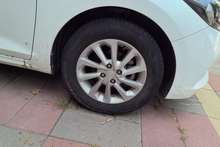 Used Hyundai Verna (new generation) 2016 1.4L Manual Cool Edition GLS Right Front Wheel Hub