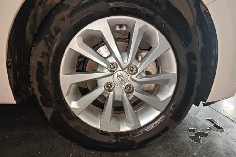 Used Hyundai Verna (new generation) 2016 1.4L Manual Cool Edition GLS Right Front Wheel Hub