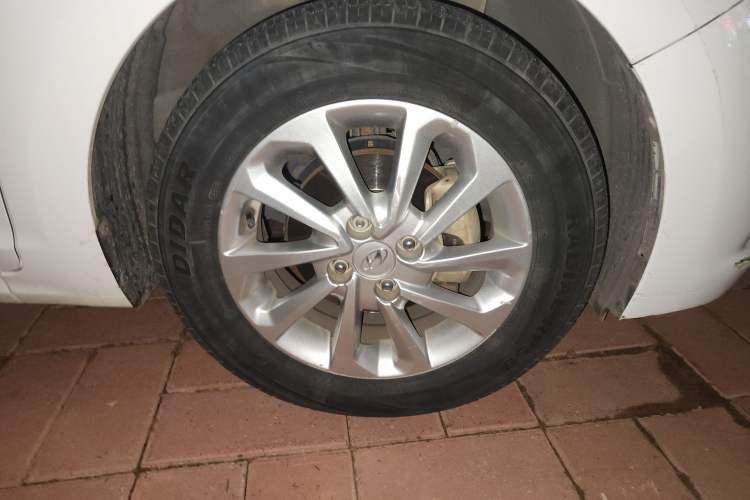 Used Hyundai Verna (new generation) 2016 1.4L Automatic Cool Edition GLS Right Front Wheel Hub