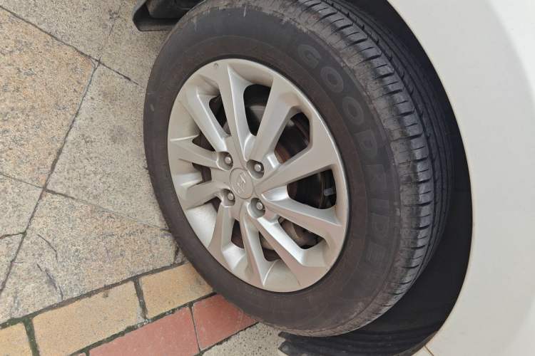 Used Hyundai Verna (new generation) 2016 1.4L Manual Cool Edition GLS Right Front Wheel Hub