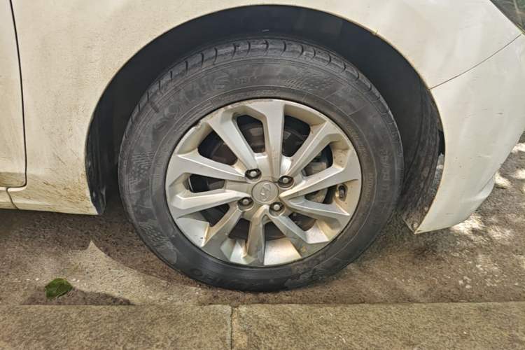 Used Hyundai Verna (new generation) 2016 1.4L Automatic Cool Edition GLS Right Front Wheel Hub