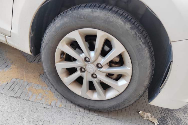 Used Hyundai Verna (new generation) 2016 1.4L Automatic Sport Edition Right Front Wheel Hub