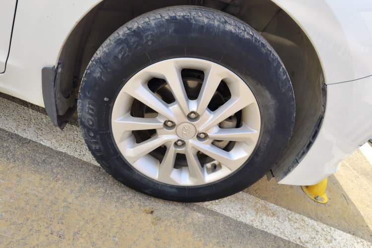 Used Hyundai Verna (new generation) 2016 1.4L Manual Cool Edition GLS Right Front Wheel Hub