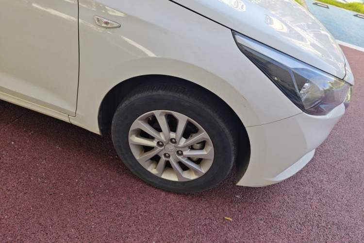 Used Hyundai Verna (new generation) 2016 1.4L Manual Cool Edition GLS Right Front Wheel Hub