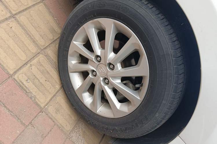 Used Hyundai Verna (new generation) 2016 1.4L Automatic Elite Edition TOP Right Front Wheel Hub