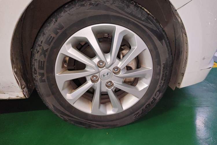 Used Hyundai Verna (new generation) 2016 1.4L Automatic Cool Edition GLS Right Front Wheel Hub