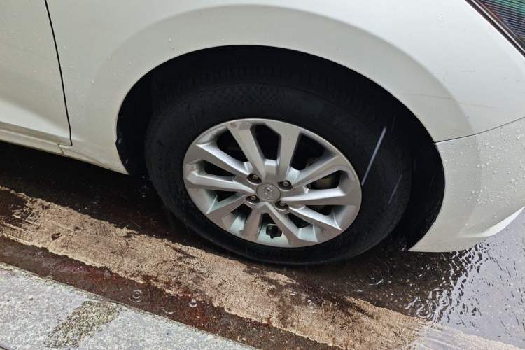 Used Hyundai Verna (new generation) 2016 1.4L Automatic Cool Edition GLS Right Front Wheel Hub