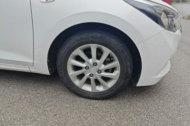 Used Hyundai Verna (new generation) 2016 1.4L Automatic Cool Edition GLS Right Front Wheel Hub