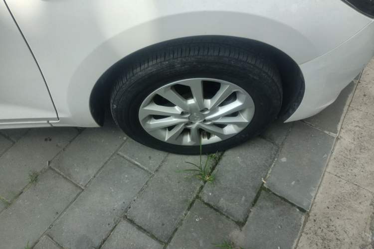 Used Hyundai Verna (new generation) 2016 1.4L Automatic Cool Edition GLS Right Front Wheel Hub