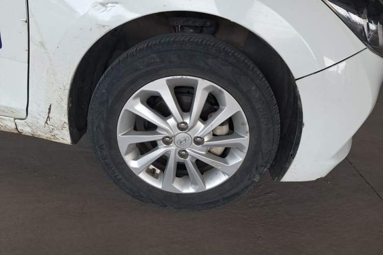 Used Hyundai Verna (new generation) 2016 1.4L Manual Cool Edition GLS Right Front Wheel Hub
