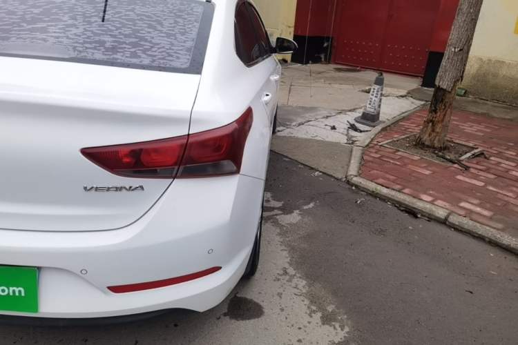 Used Hyundai Verna (new generation) 2016 1.4L Automatic Cool Edition GLS Right Rear Taillight