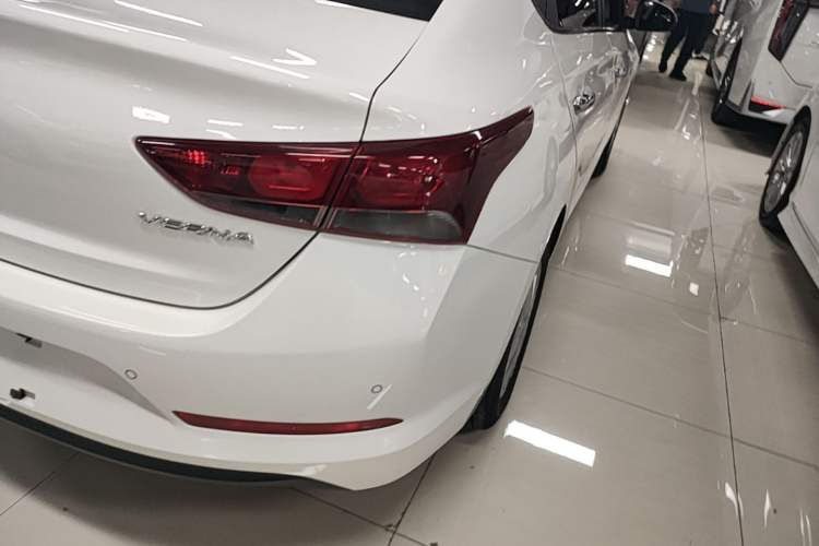 Used Hyundai Verna (new generation) 2016 1.4L Automatic Cool Edition GLS Right Rear Taillight