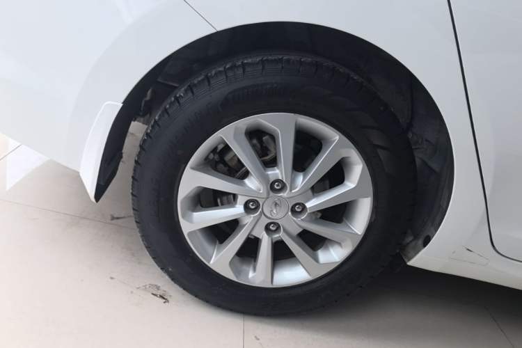 Used Hyundai Verna (new generation) 2016 1.4L Automatic Cool Edition GLS Right Rear Wheel Hub
