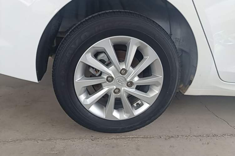 Used Hyundai Verna (new generation) 2016 1.4L Automatic Cool Edition GLS Right Rear Wheel Hub