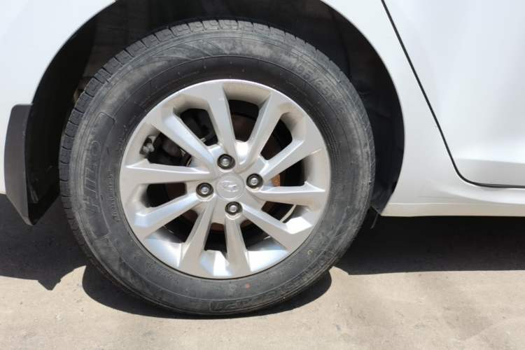 Used Hyundai Verna (new generation) 2016 1.4L Manual Cool Edition GLS Right Rear Wheel Hub
