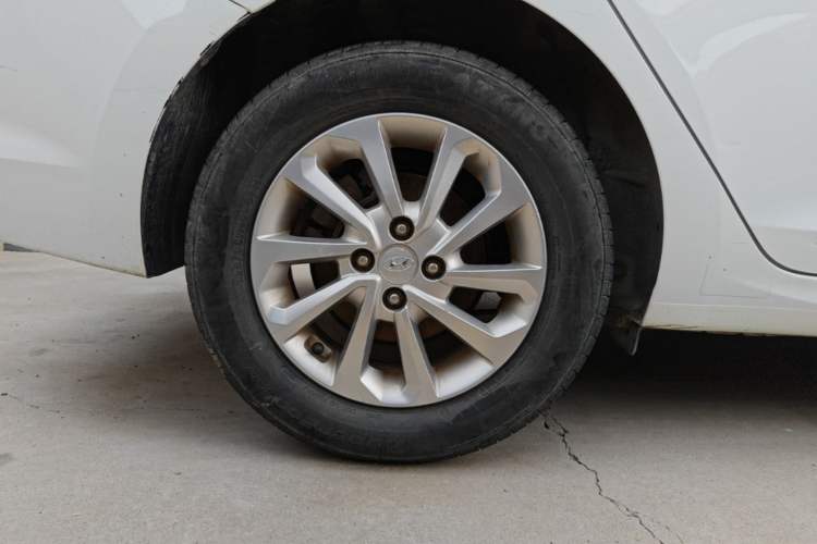 Used Hyundai Verna (new generation) 2016 1.4L Manual Cool Edition GLS Right Rear Wheel Hub