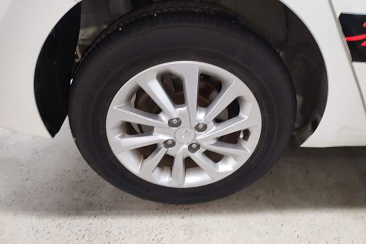 Used Hyundai Verna (new generation) 2016 1.4L Automatic Cool Edition GLS Right Rear Wheel Hub