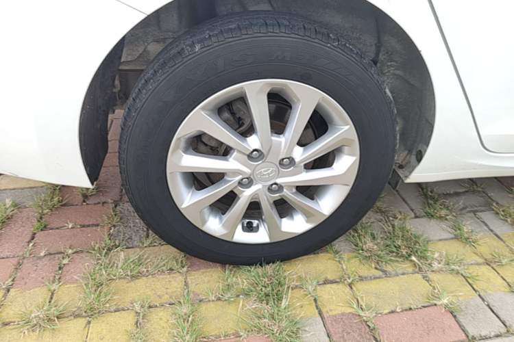 Used Hyundai Verna (new generation) 2016 1.4L Manual Cool Edition GLS Right Rear Wheel Hub