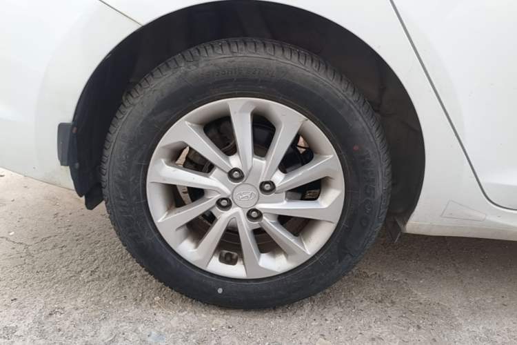 Used Hyundai Verna (new generation) 2016 1.4L Manual Cool Edition GLS Right Rear Wheel Hub