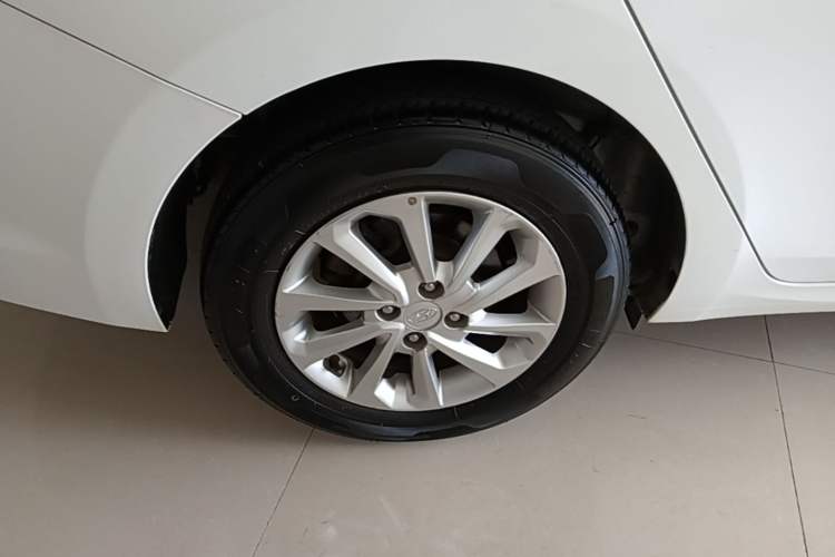 Used Hyundai Verna (new generation) 2016 1.4L Manual Cool Edition GLS Right Rear Wheel Hub