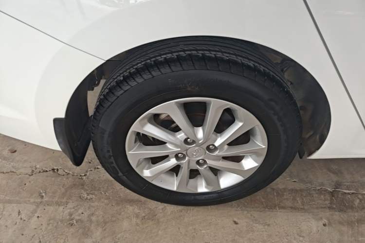 Used Hyundai Verna (new generation) 2016 1.4L Automatic Sport Edition Right Rear Wheel Hub