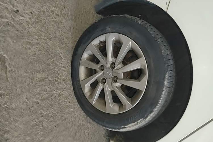 Used Hyundai Verna (new generation) 2016 1.4L Automatic Cool Edition GLS Right Rear Wheel Hub