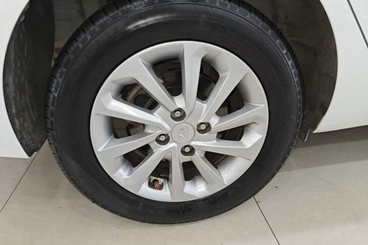 Used Hyundai Verna (new generation) 2016 1.4L Automatic Cool Edition GLS Right Rear Wheel Hub