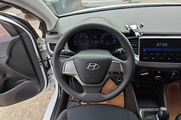 Used Hyundai Verna (new generation) 2016 1.4L Manual Cool Edition GLS Steering Wheel