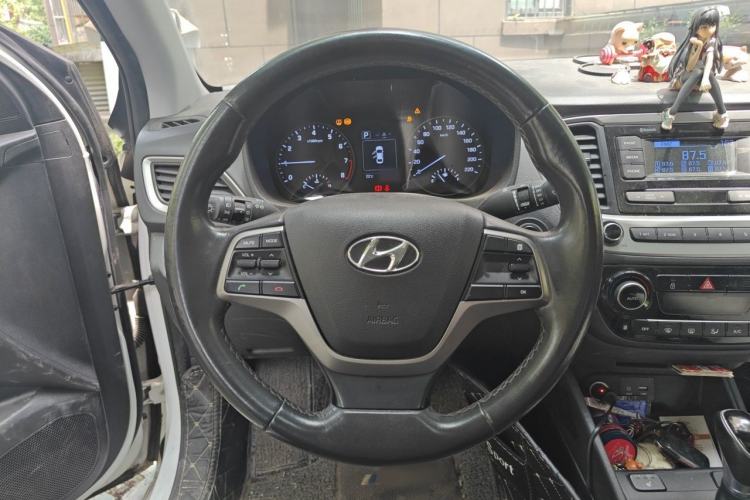 Used Hyundai Verna (new generation) 2016 1.6L Automatic Elite Edition TOP Steering Wheel