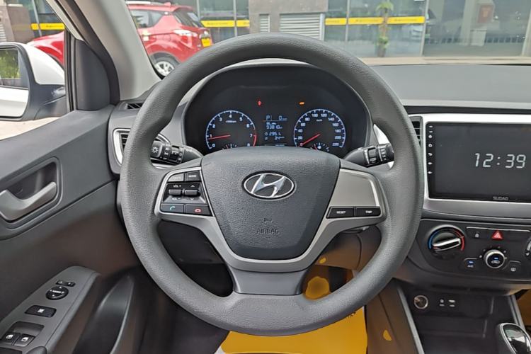 Used Hyundai Verna (new generation) 2016 1.4L Automatic Cool Edition GLS Steering Wheel