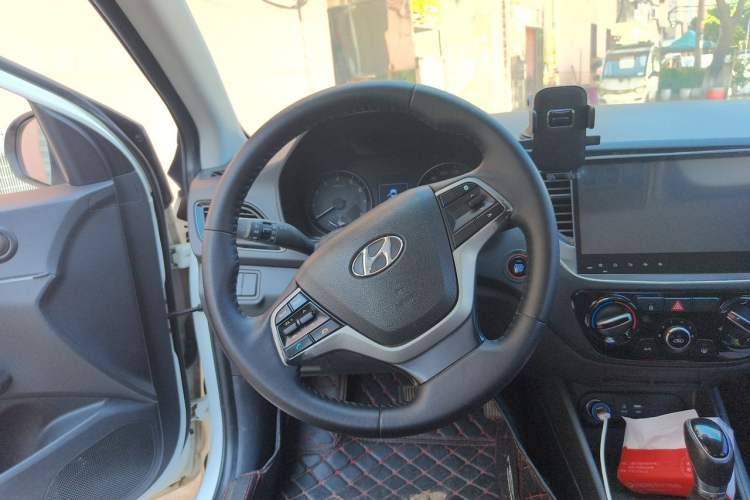 Used Hyundai Verna (new generation) 2016 1.4L Automatic Cool Edition GLS Steering Wheel