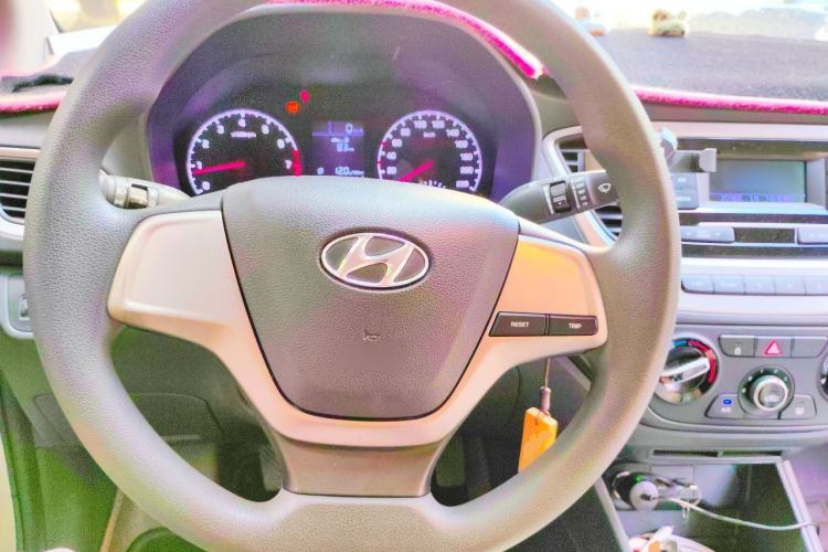 Used Hyundai Verna (new generation) 2016 1.4L Manual Cool Edition GLS Steering Wheel