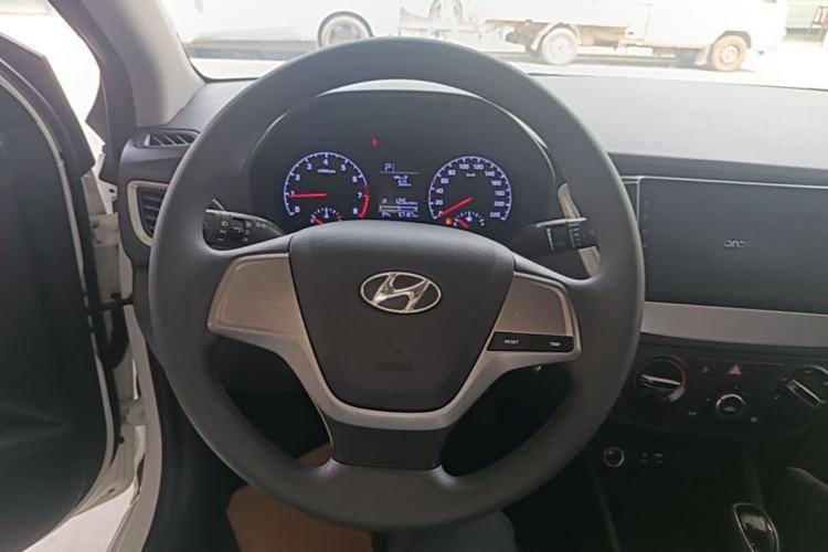 Used Hyundai Verna (new generation) 2016 1.4L Automatic Cool Edition GLS Steering Wheel