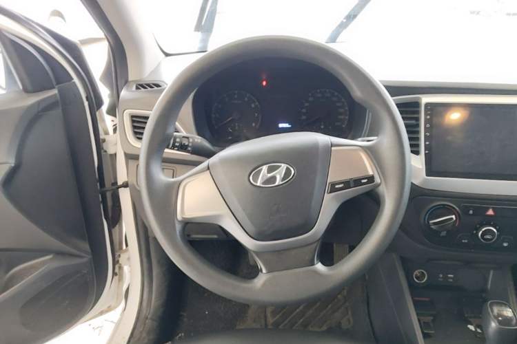 Used Hyundai Verna (new generation) 2016 1.4L Manual Cool Edition GLS Steering Wheel